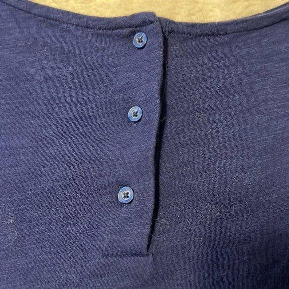 Vineyard Vines Shirt with Layered Sleeve LIKE NEW - Picture 6 of 6